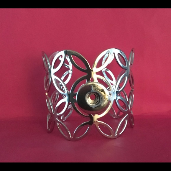 Silver bangle with interchangeable snap charm - Picture 4 of 4